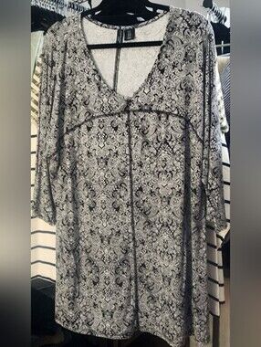 CYNTHIA ROWLEY  Black & White Paisley V-Neck Tunic